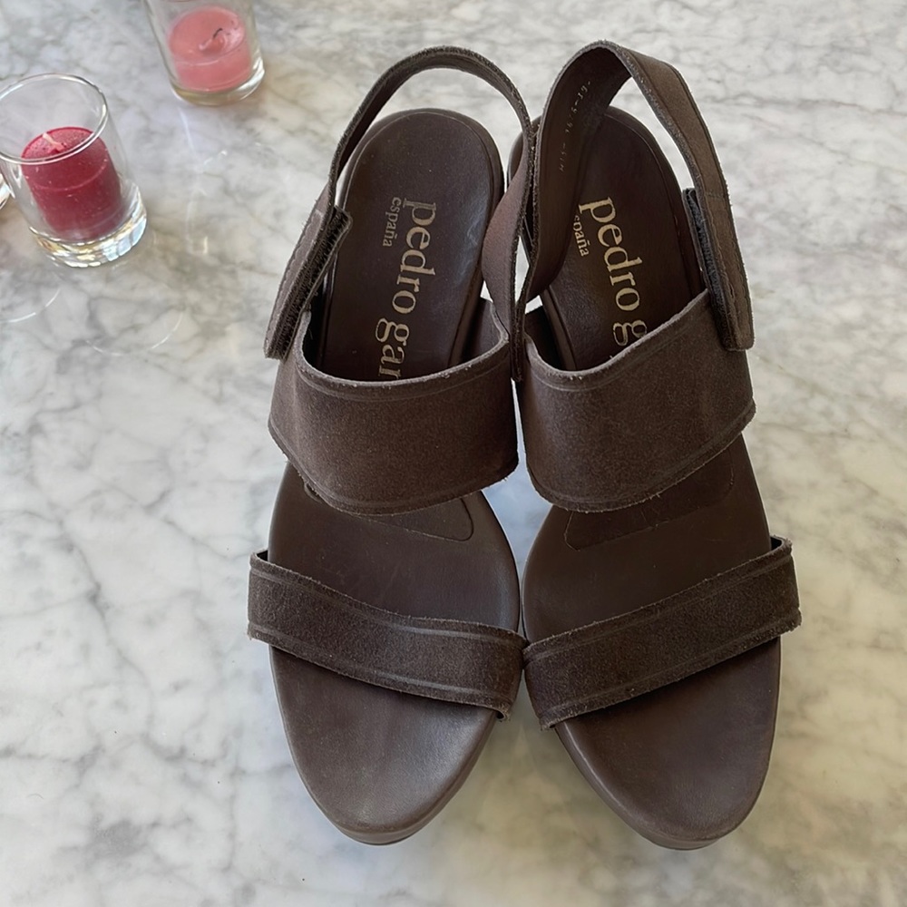 PEDRO GARCIA  NWOT Taupe Suede Platform Sandals